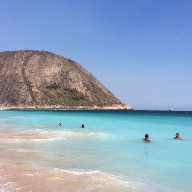 {Hoje é sextaaaaa!! } Meu desejo para o fim de semana é o teletransporte para esse dia maravilhoso em Itacoatiara, a praia dos surfistas de Niterói. Dá pra acreditar que o mar tava calmo desse jeito?! #Itacoatiara #niterói #errejota #carioquissimo #destinoerrejota #rioetc #vejario #aboutrio #riopostcard #Mtur #viajepelobrasil #fotoencantada #divinafotografia #meusroteirosdeviagem #instago #instagood #naduvidaembarque