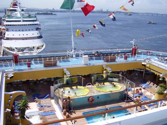 Vista do alto do navio Costa Concordia cruzeiro Na dúvida embarque