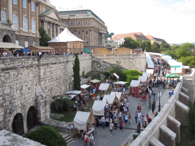 feira de produtos típicos castelo budapeste na duvida embarque