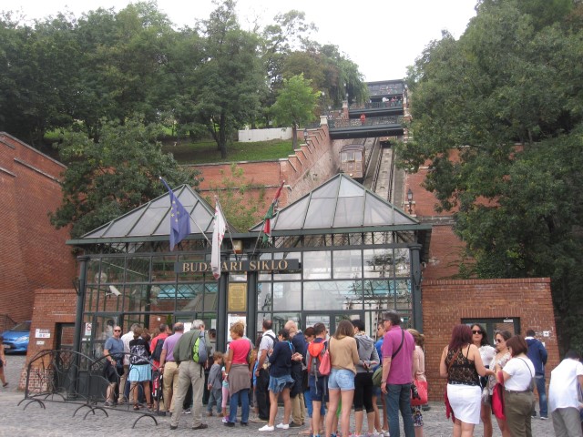 fila para o funicular budapeste hungria na duvida embarque