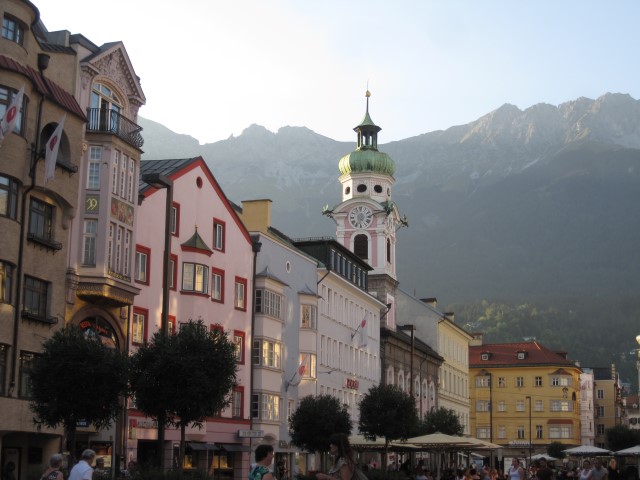 Innsbruck Áustria Na duvida embarque rua de pedestres