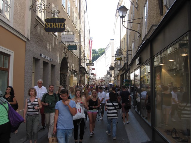 rua lotada de turistas salzburg (Small)