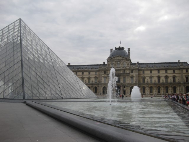 Louvre Paris Na dúvida embarque (2) (Small)