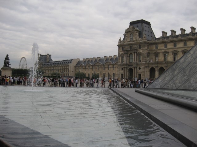 Louvre Paris Na dúvida embarque (3) (Small)