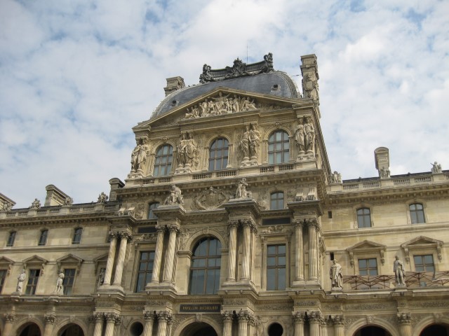 Louvre Paris Na dúvida embarque (Small)