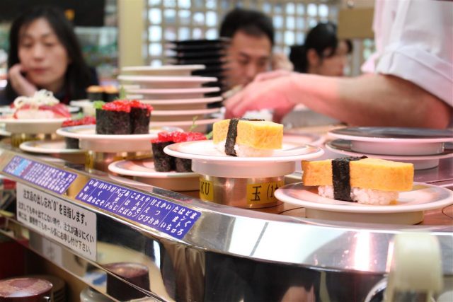 sushi-na-esteira-toquio-japao-_blog-na-duvida-embarque-1