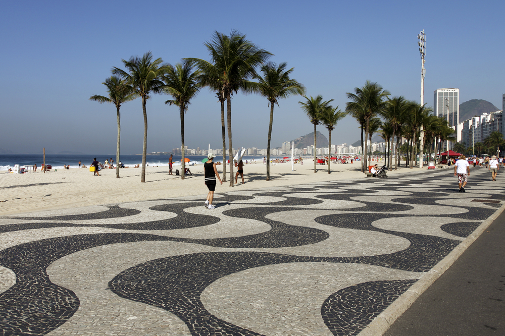 praia-de-copacabana-rio-de-janeiro-brasil-na-duvida-embarque-shutterstock_71289028
